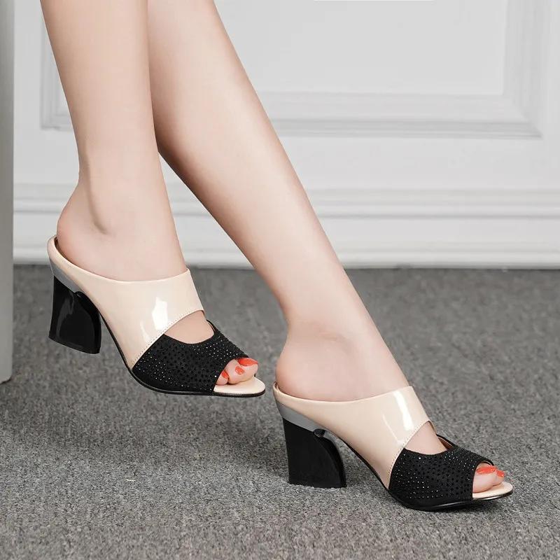 Тапочки на высоком каблуке. Женские летние тапочки на среднем каблуке с рыбьим ротом. Сандалии большого размера на толстом каблуке. Сандалии из лакированной кожи со стразами.