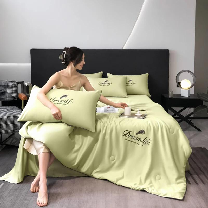 High-End Embroidery Silky Spring Autumn Quilt Comfortable Sleep Soft Breathable Blanket Skin-Friendly Air Conditioner Comforter
