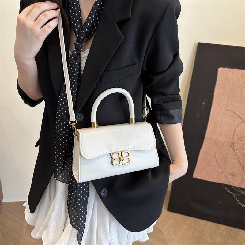 Simple Solid Color Gold Letter Buckle Decoration Women Casual Shoulder Bag For Ladies Urban Casual Outfits