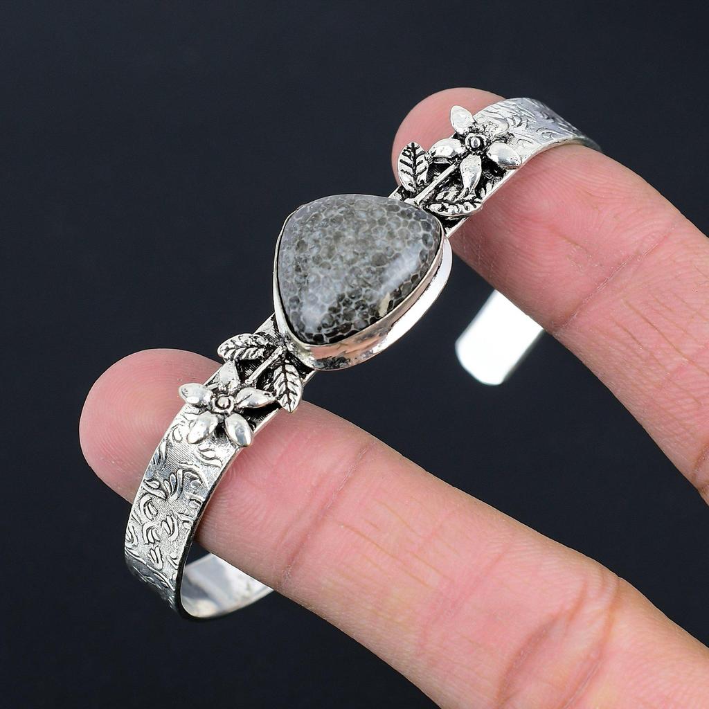 Браслет-бенгл из стерлингового серебра с триллионом натурального коралла ската, в виде цветка