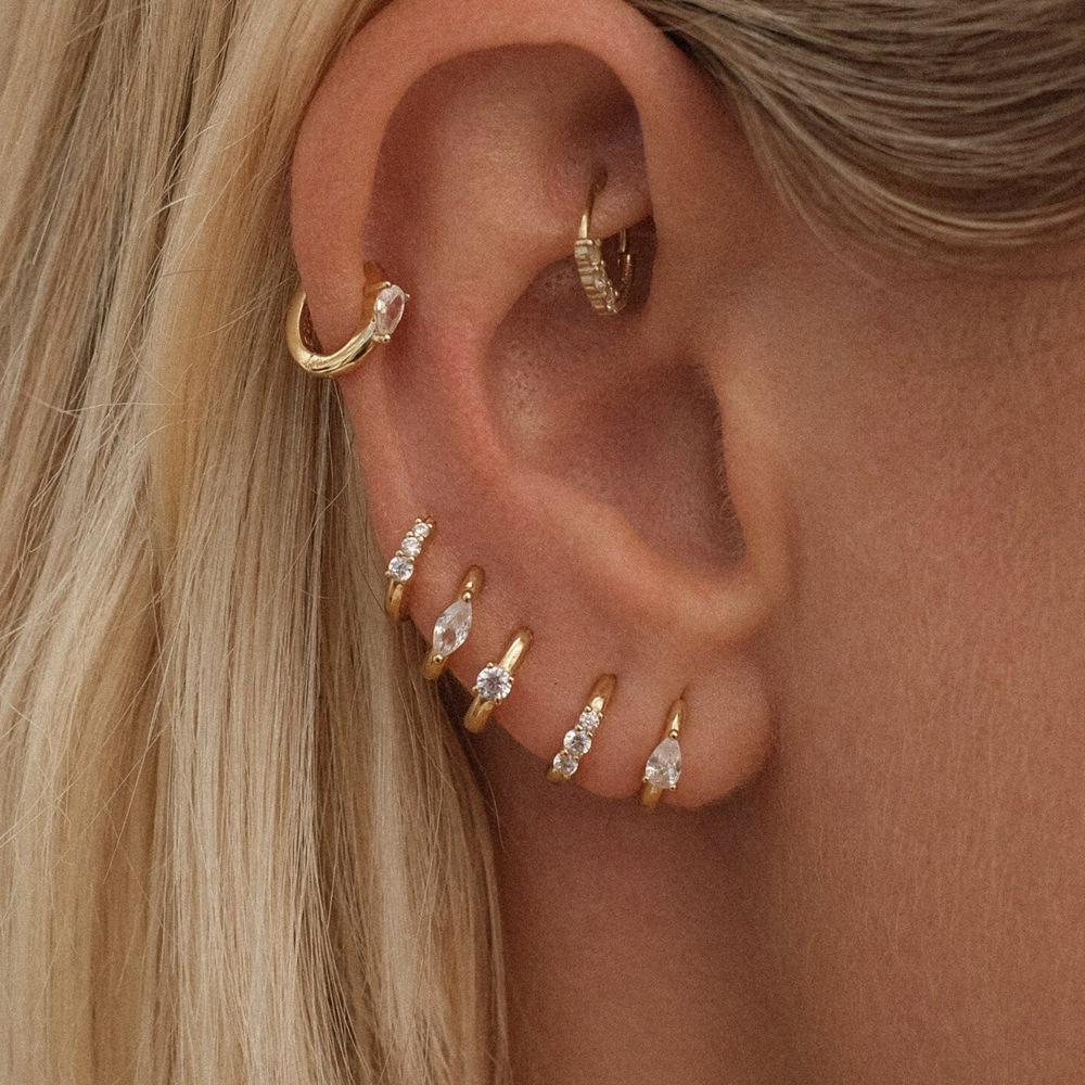 «Модный комплект серег с цирконием в европейском и американском стиле»: Стильная асимметричная коллекция из 6 предметов.