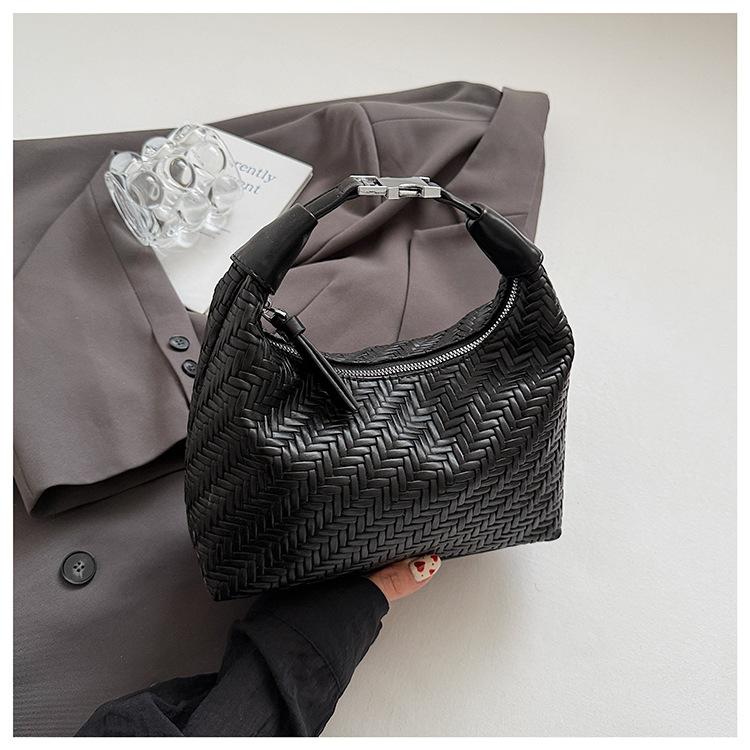 French niche woven pattern handbag women's 2025 spring and summer simple and elegant dumpling bag commuter texture messenger bag