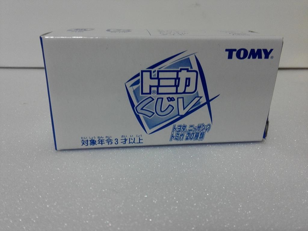 Out of Print Tomica Kuji V Toyota Crown 130 Series Pearl Two Tone Crazy Mini Car Circle with Case Shipped from Amazon Warehouse