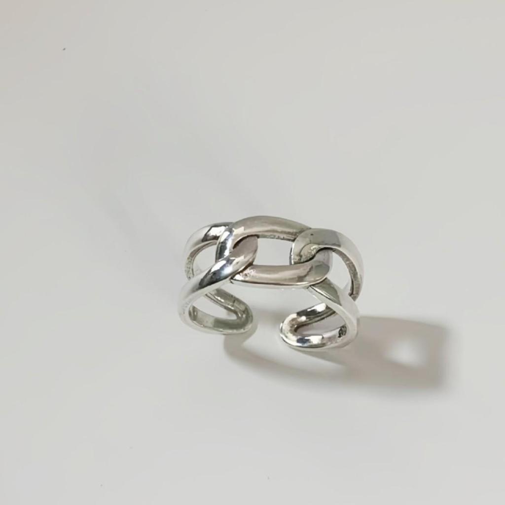 Retro Fashion Knotted Cross Adjustable Ring for Women - Simple, Versatile, and Elegant.