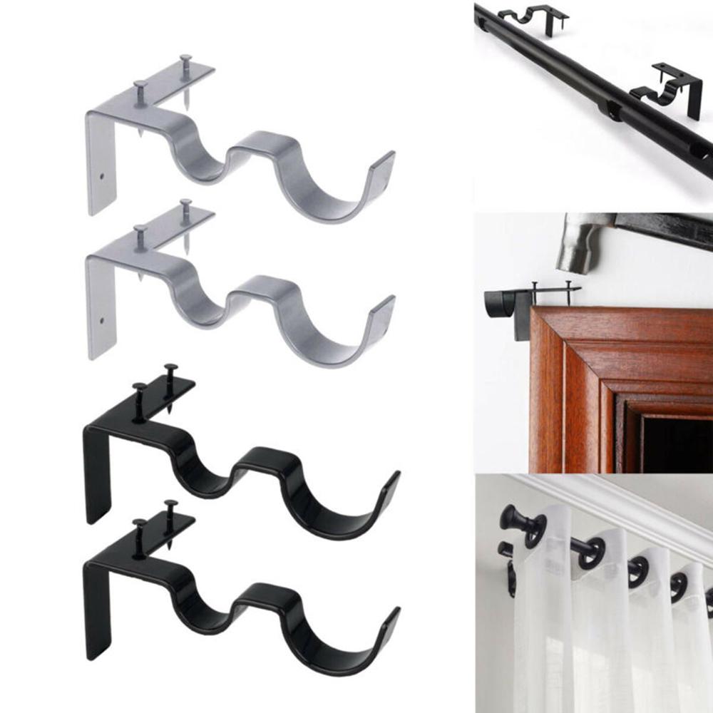 Повесьте кронштейн для карниза с двойной центральной опорой в оконную раму справа