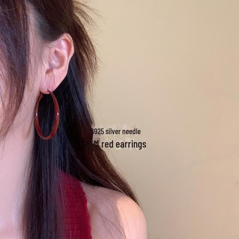 Винтажные красные серьги-кольца в гонконгском стиле: Элегантный женский аксессуар на осень/зиму