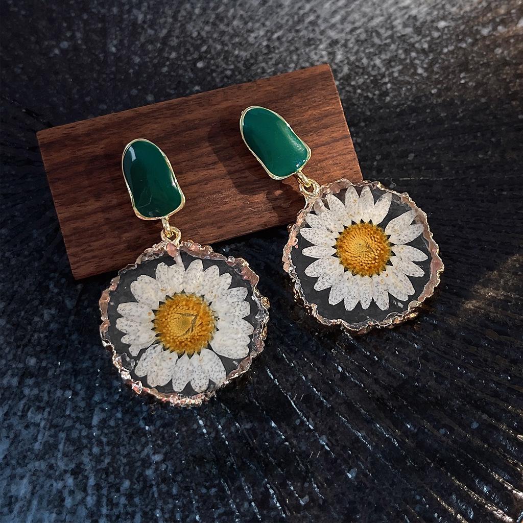 Элегантные серьги с засушенными цветами маргаритки: Модные аксессуары для женщин