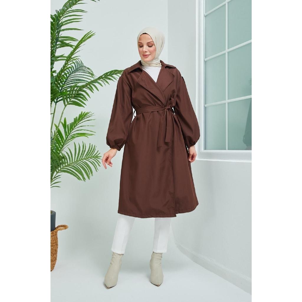 Черный плащ с объемными рукавами и поясом