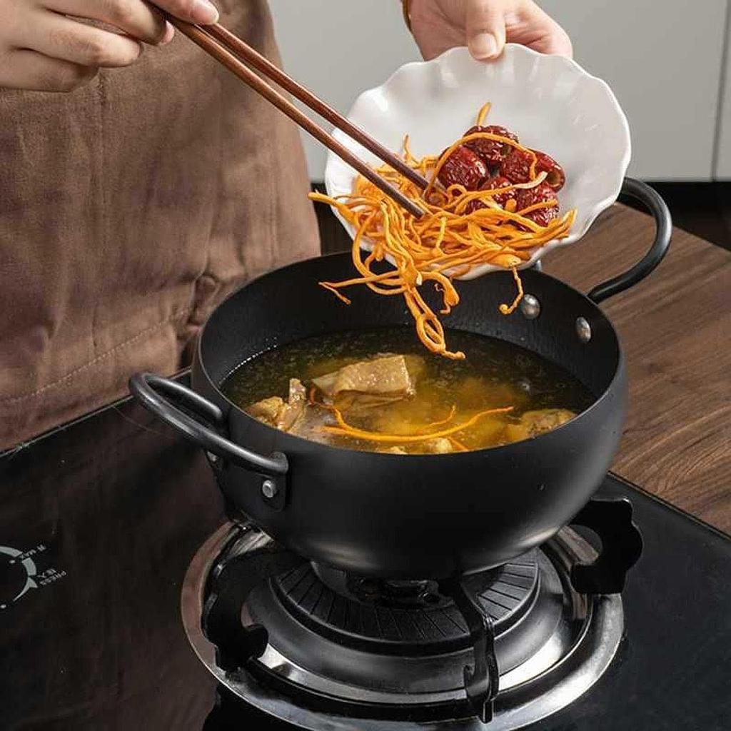 Железная кастрюля со стеклянной крышкой для супа и лапши на кухне