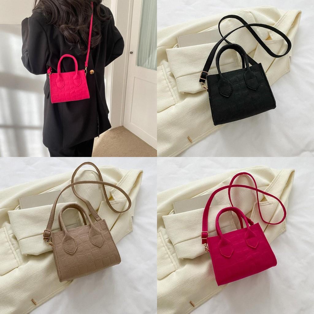 Маленькая наплечная сумка с простроченными деталями для повседневного использования