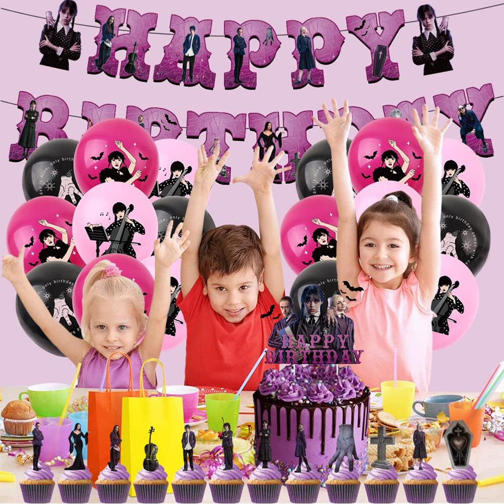 Украшения для вечеринки в честь дня рождения Уэнсдей Аддамс включают топпер для торта, баннер из воздушных шаров