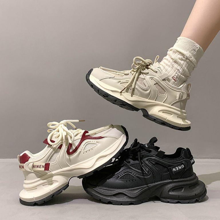 Универсальные спортивные туфли на толстой подошве с нескользящей сеткой в стиле ретро, женские новые летние модели 2025 года, демонстрируют свои ноги и маленькую популярную обувь для пап