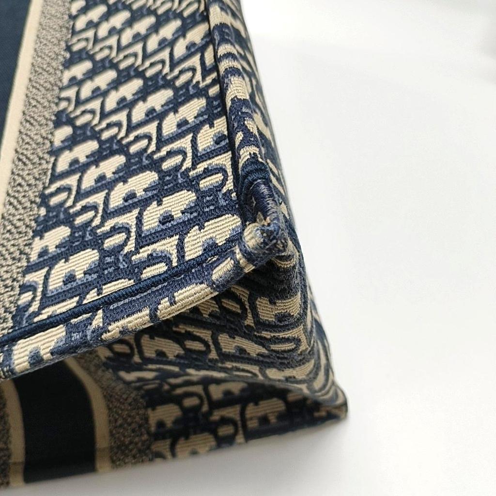 [Б/у] Сумка-тоут среднего размера из синей канвы с вышитым монограммом - в очень хорошем состоянии #7AWINR