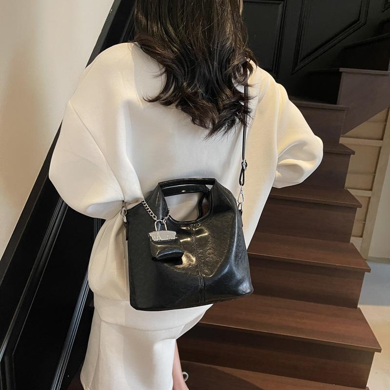 Сумка большой вместимости женская повседневная 2025 новая летняя универсальная сумка-мессенджер простая и популярная портативная сумка-ведро для ребенка и мамы