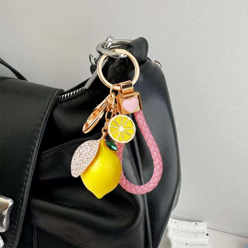 Яркий брелок-лимон с 4 вариантами веревки Прочный металлический материал Компактный 10,5 см Для ежедневного использования