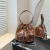 Модные Сумки-Ведра с Заклепками для Женщин Сумка на Руку Полая Сумка через Плечо со Стразами НОВАЯ Роскошная Кожаная Клатч-Сумка Женские Кошельки
