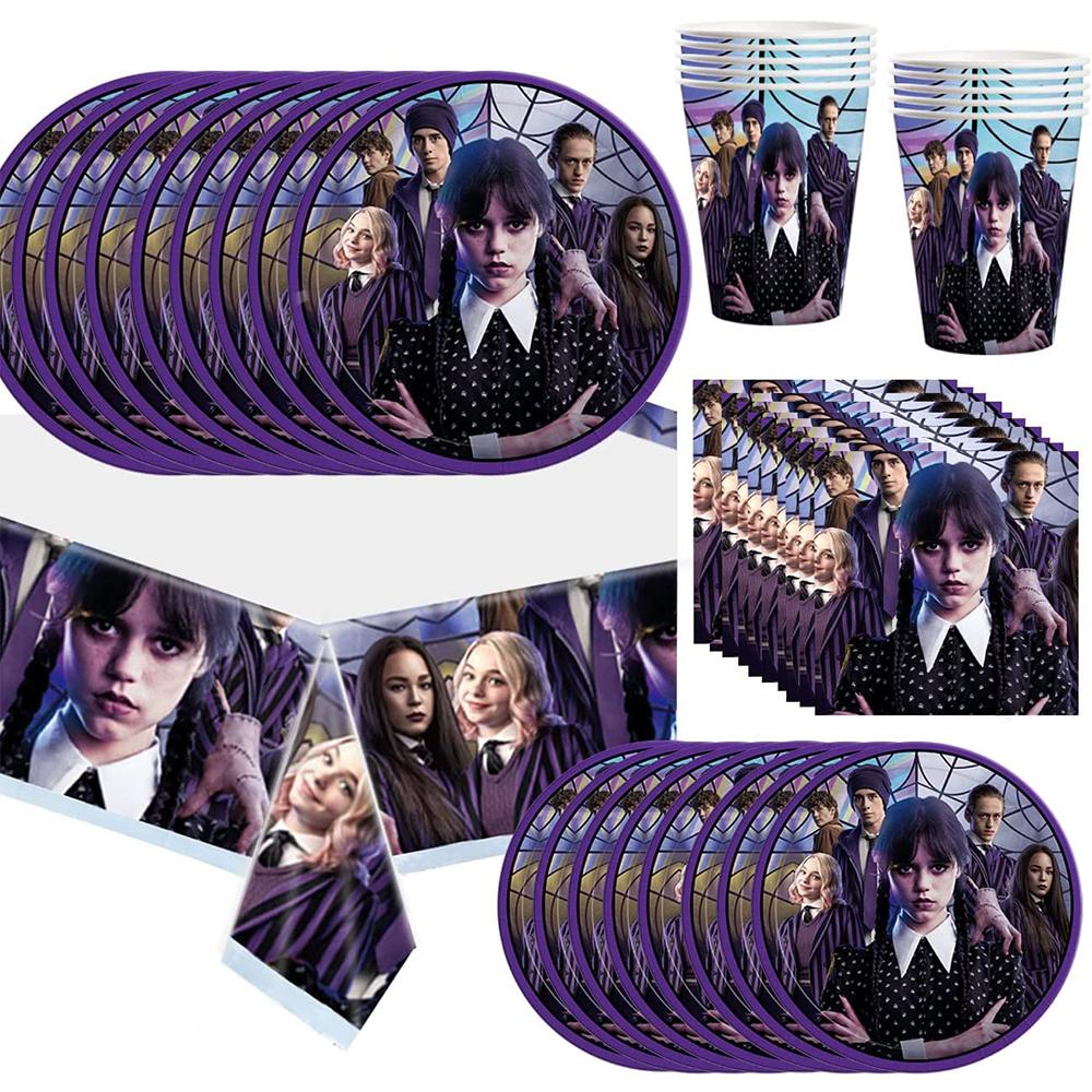 Посуда для дня рождения Уэнсдей Аддамс включает скатерть, салфетки и бумажные стаканчики