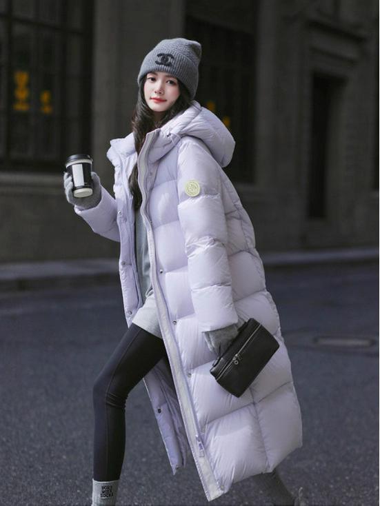 Женское зимнее пуховое пальто светло-зеленого цвета с капюшоном - Длиной до колена, Утепленное, Теплое, Средней длины с нашивками на рукавах.