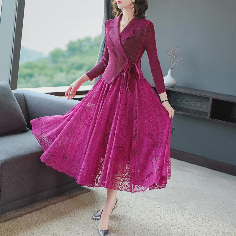 Платье средней длины из плиссированного бархата с приталенным воротником и плиссировкой - коллекция осень 2025 г.