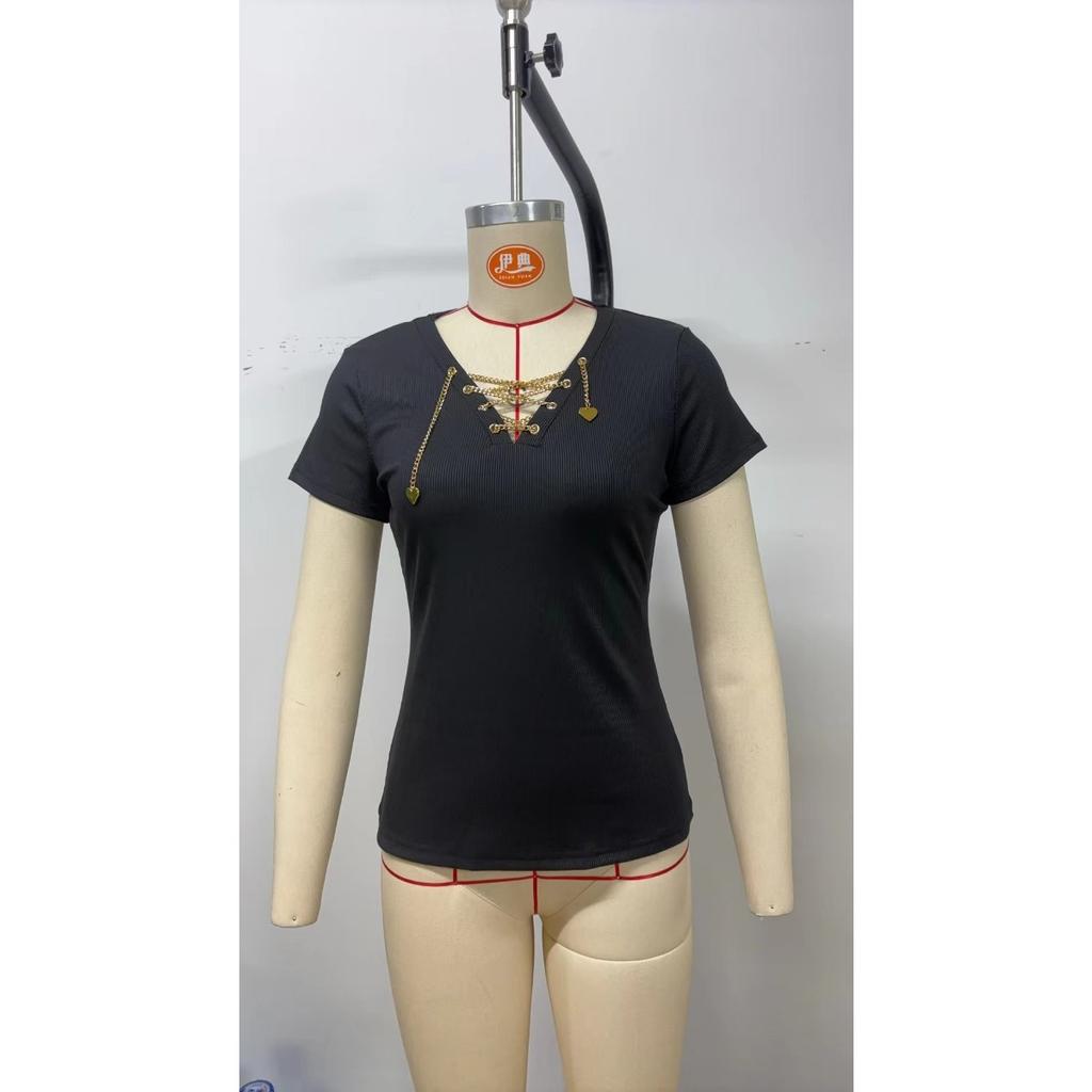 Женская повседневная футболка с V-образным вырезом | Деталь из золотистой металлической цепочки | Приталенный крой, короткий рукав | Машинная стирка и химчистка безопасны | Коллекция весна/лето