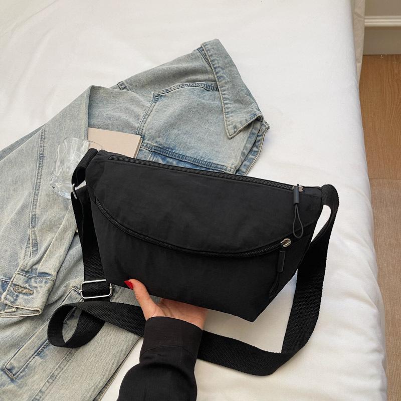 Casual and lightweight nylon cloth bag women's 2025 autumn new simple shoulder bag commuter niche messenger bag