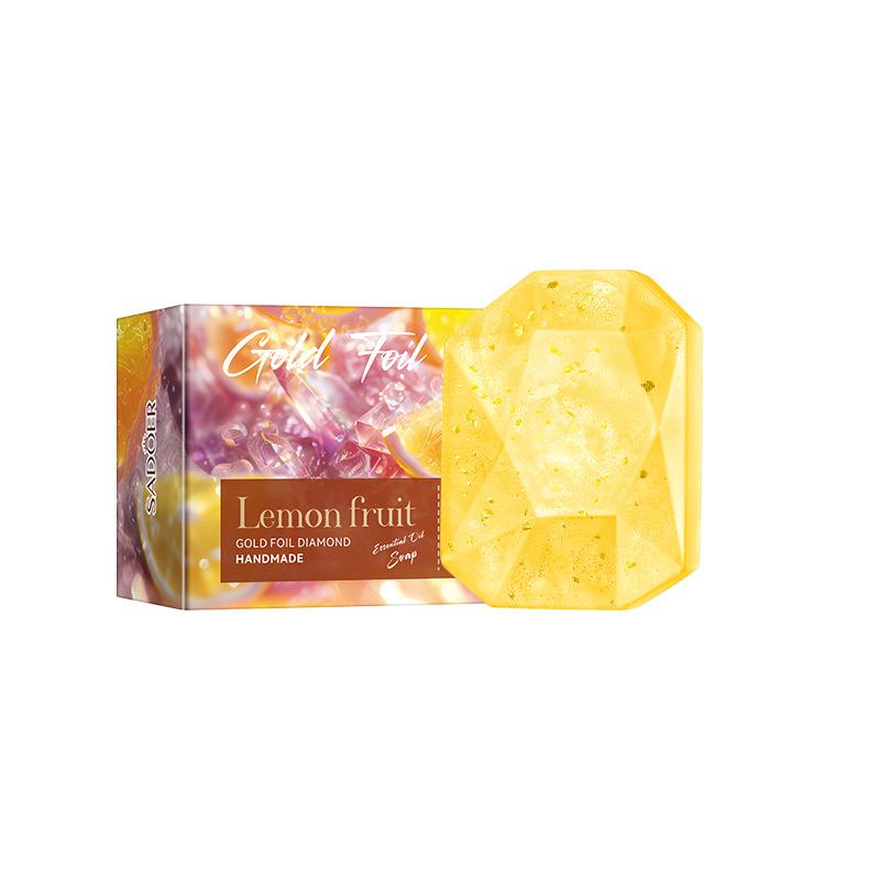 Мыло ручной работы с эфирными маслами «Золотая фольга и бриллианты» очищает кожу от грязи и загрязнений и имеет стойкий аромат. Подходит для всех типов кожи