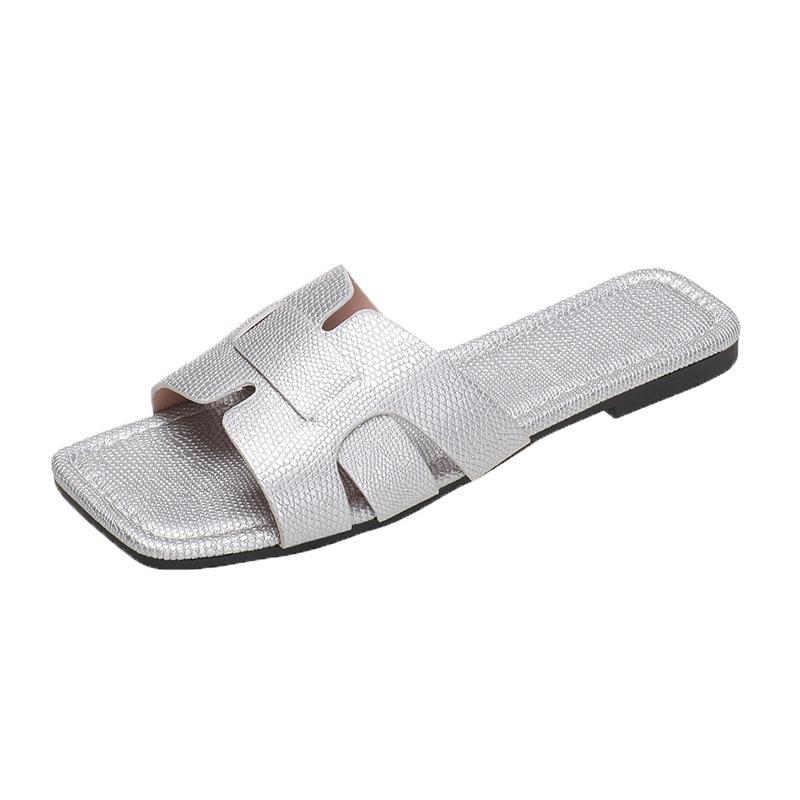 Ношение плетеной модной пляжной обуви на плоской подошве и сандалий для верхней одежды