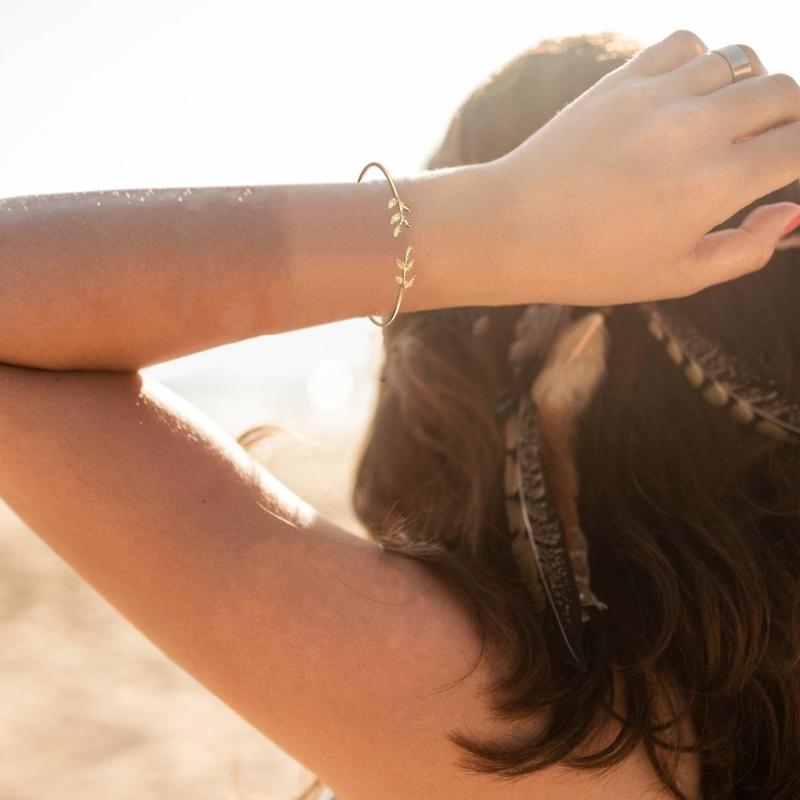 Элегантный браслет из сплава с подвеской в виде листа для женщин и мужчин, легкое украшение, идеально подходящее для повседневного и официального мероприятия