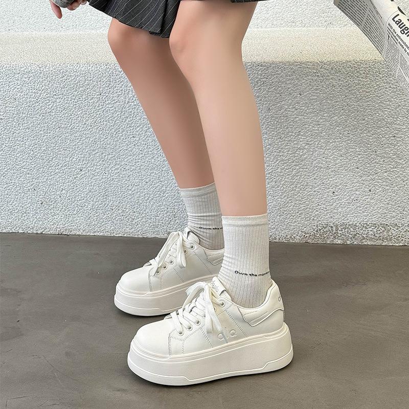 Маленькие белые туфли на толстой подошве с увеличением роста, женские осенние новые кожаные удобные туфли-маффины на толстой подошве с мелким вырезом, повседневные спортивные кеды