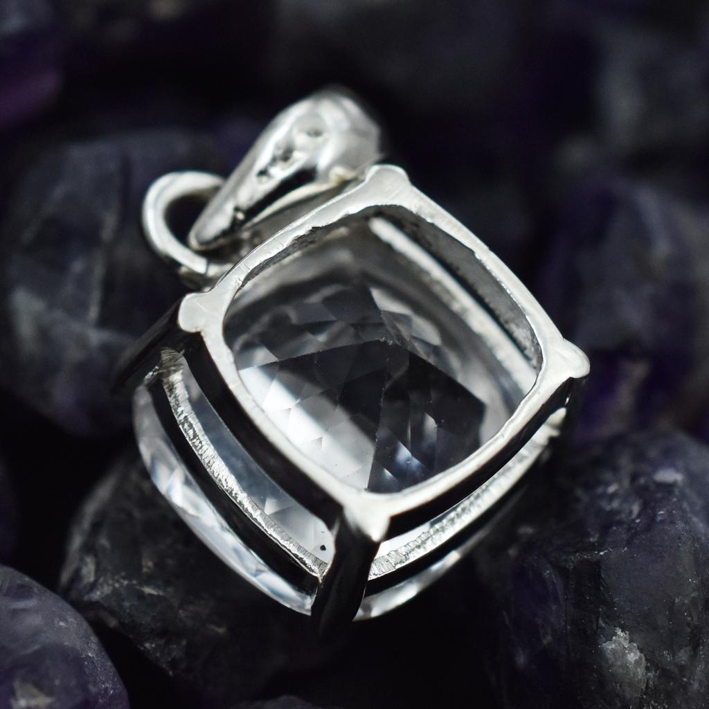 Кулон 30 карат серебристо-белый квадратной огранки кушон с натуральным сапфиром СЕРТИФИЦИРОВАННЫЙ AR-3634-Sa