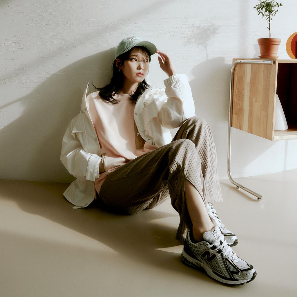 New Balance 1906R 'Metallic Silver Metallic Gold' Sneakers M1906RA