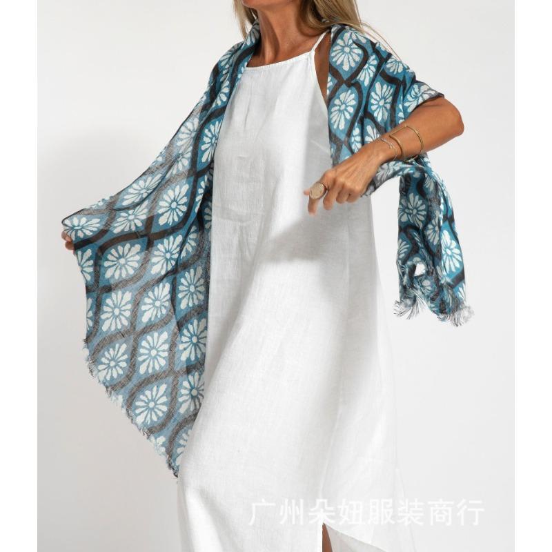 Стильное повседневное платье с разрезом на шее