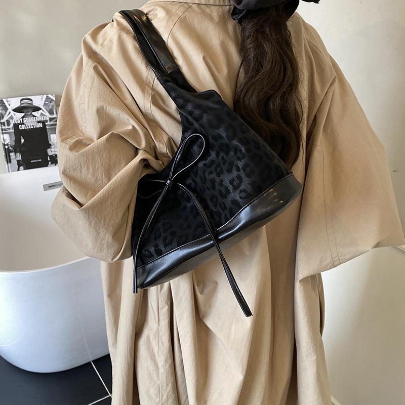 Сумка с леопардовым принтом женская большой вместимости 2025 новая осенне-зимняя универсальная ретро сумка через плечо популярная сумка-тоут для поездок на работу в этом году