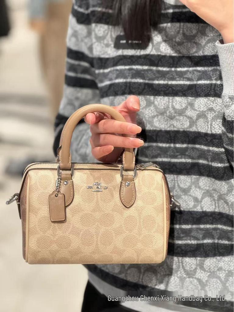 Сумка-подушка Coach Rowan Mini Boston - Классическая монограммная сумка и универсальная женская сумка через плечо/кроссбоди