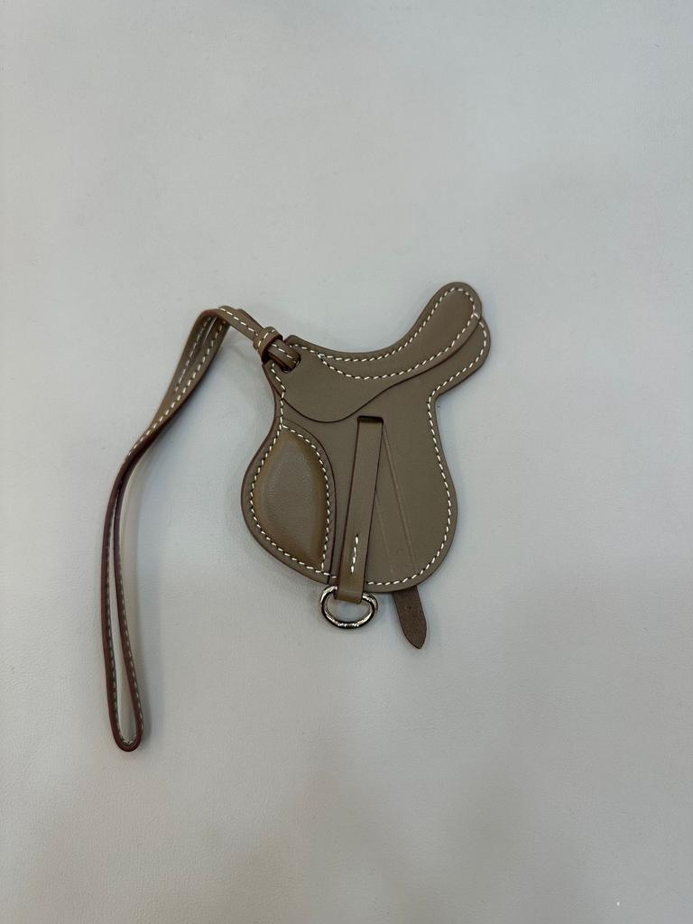 Высококачественный кожаный брелок для сумки, подвеска в виде сумки-седла, милый брелок для ключей от машины, роскошные аксессуары для сумки из натуральной овчины ручной работы