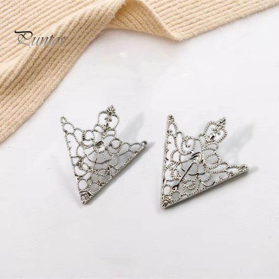 1 Pair Men Women Shirt Collar Clip Retro Hollow Pattern Palace Style Collar Buckle Brooch Neck Clip Outfit Accessories