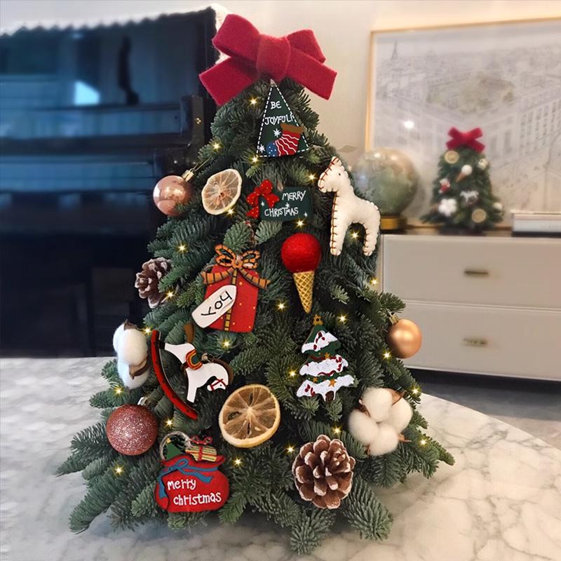 Мини-елочные украшения в стиле 2025: Сделай сам настольные фигурки для домашнего декора