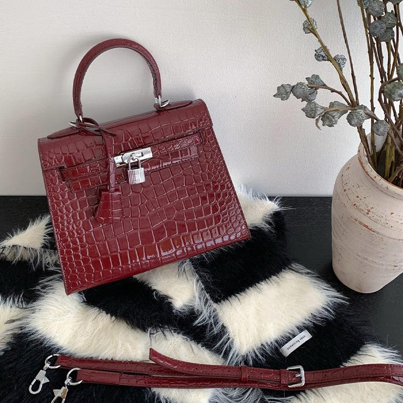 Фактурная сумка 2025 весна и лето новая сумка с крокодиловым узором сумка через плечо простая ретро сумка-мессенджер женская сумка