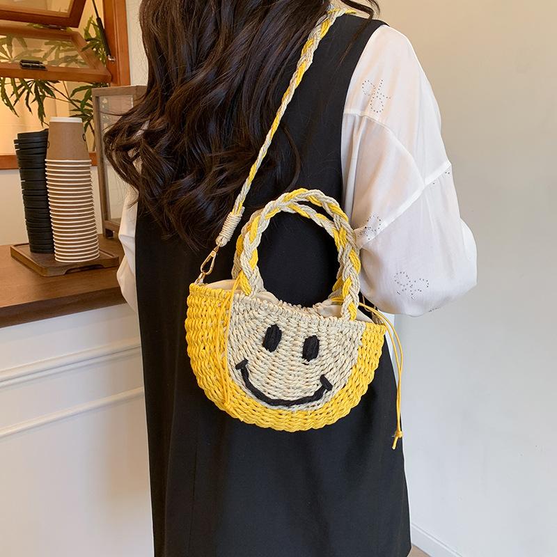 Милая маленькая ароматная персонализированная плетеная сумка-мессенджер через плечо для женщин 25, с контрастными цветами, смайликом