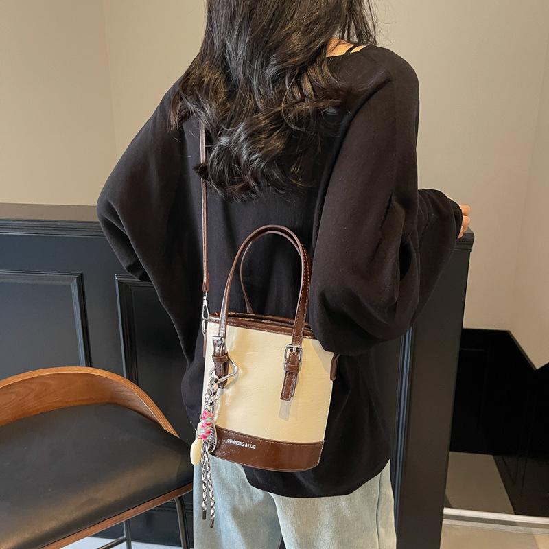 Autumn and Winter Niche Design Bag Women's 2025 New Trendy and Popular Versatile Messenger Bag Casual Commuter Portable Bucket Bag