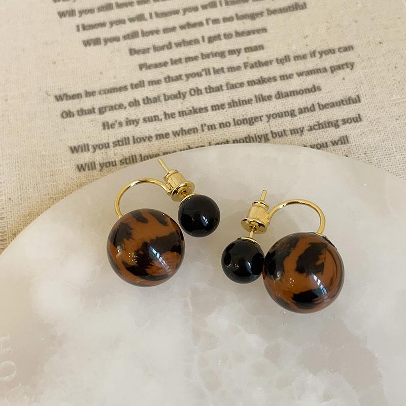 Нишевые высококачественные серьги-гвоздики из смолы с леопардовым принтом, женские осенне-зимние ретро-легкие роскошные модные элегантные универсальные серьги для поездок на работу