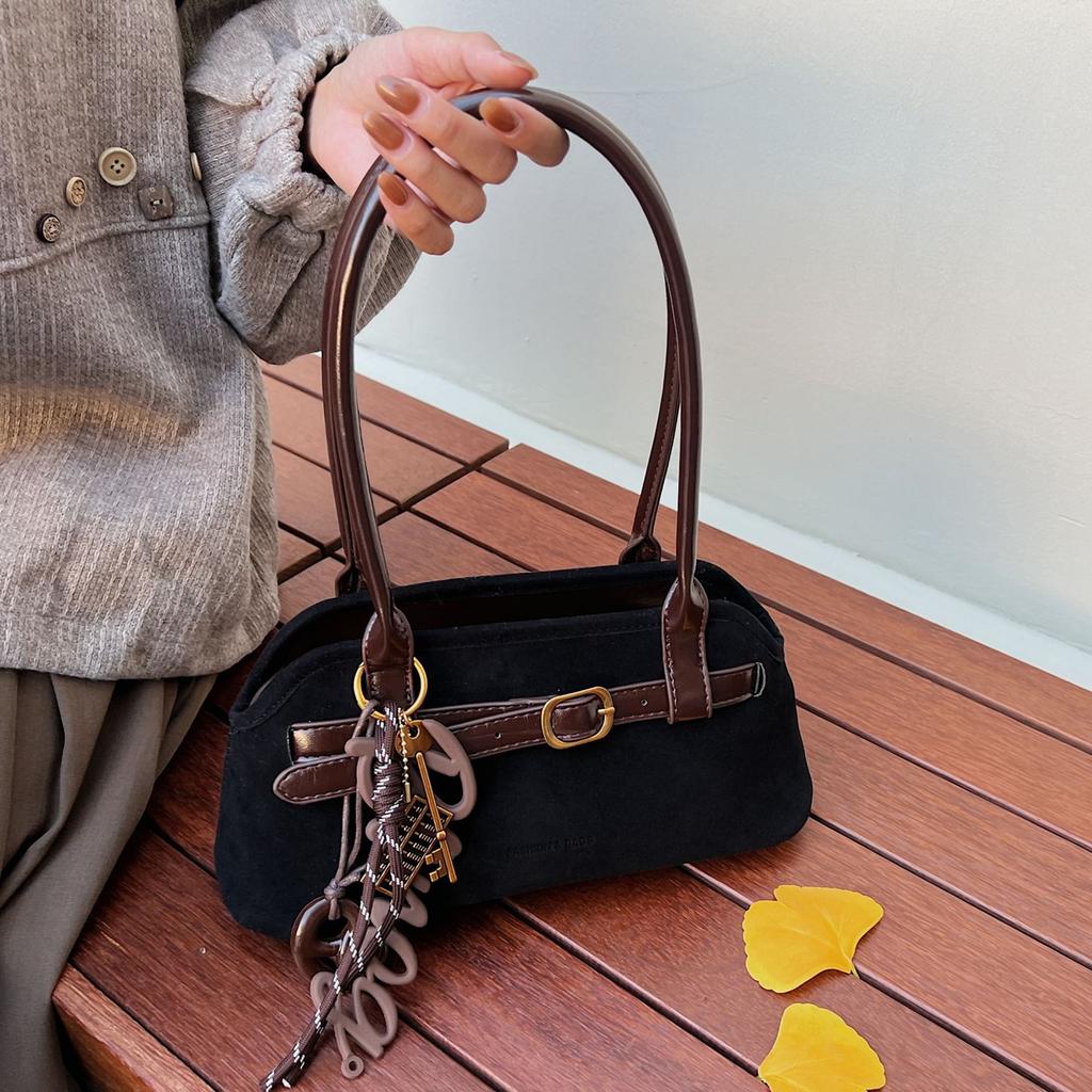 Популярная в этом году женская замшевая сумка 2025 осень новая корейская версия нишевая с ремешком и пряжкой на плечо, сумка-мессенджер