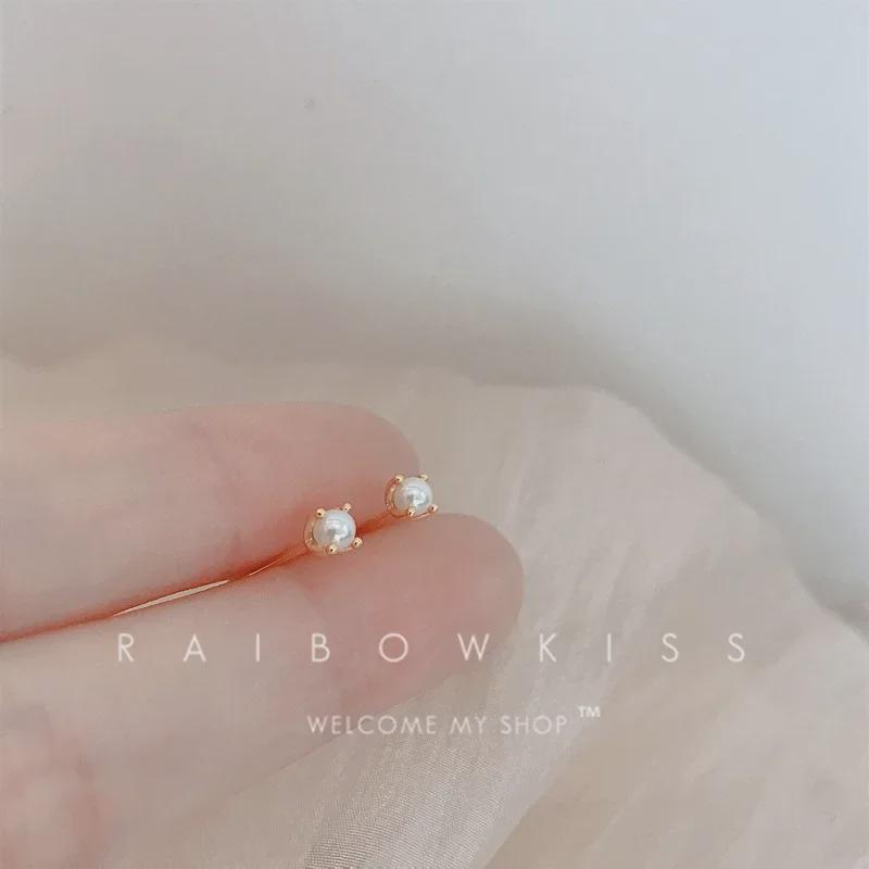 Мини-серьги с жемчугом в японском стиле: Изысканные серьги-гвоздики с четырьмя когтями