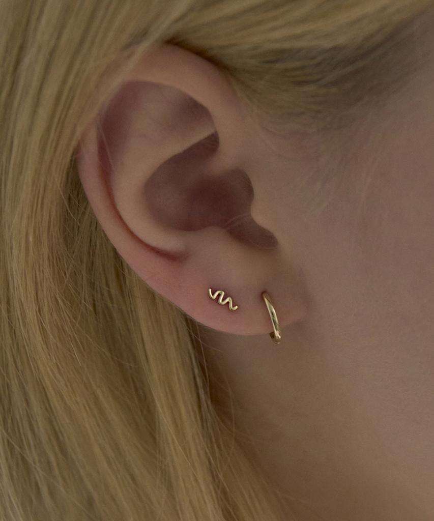 Серьга-пирсинг Akarki 14K с разрезом в виде волны