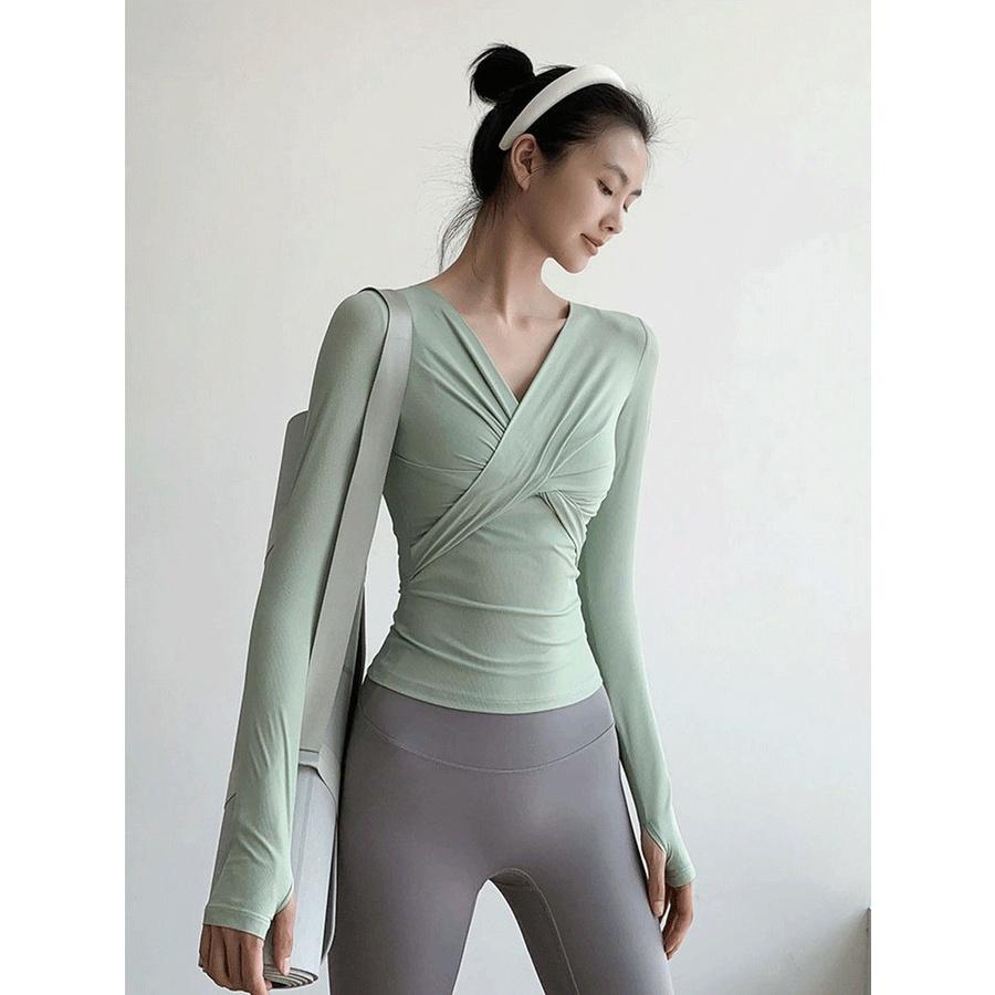 Одежда для йоги телесного цвета. Футболка с длинными рукавами. Топ. Осенняя одежда для занятий классическими танцами. Облегающая одежда с тонким V-образным вырезом. Одежда для спорта и фитнеса.