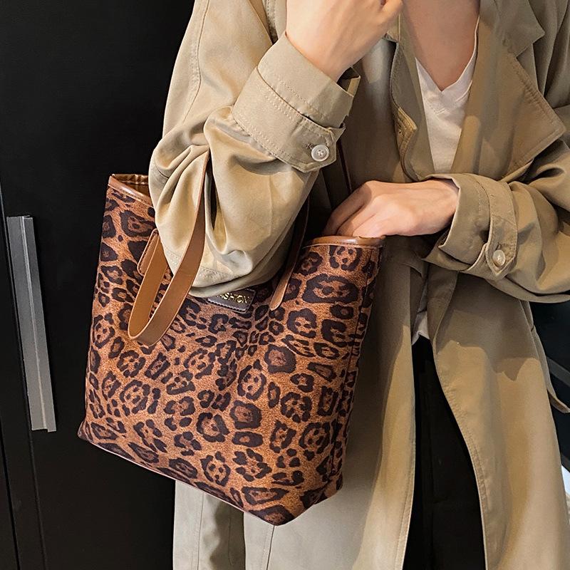Large Capacity Leopard Print Tote Bag for Women New Autumn and Winter Fashion Shoulder Bag Commuting Retro Hand Armpit Bag