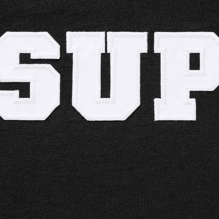 Supreme Колледжный топ с аппликацией, короткий рукав, черный