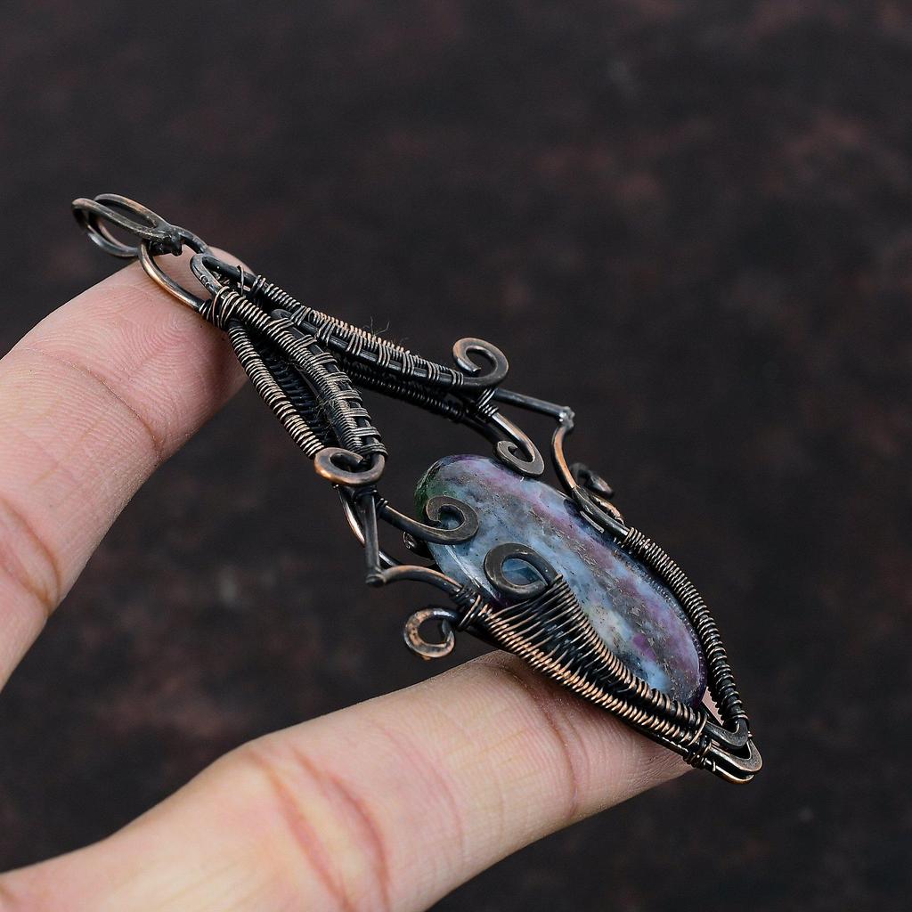 Рубиновый синий кианитовый кулон, обернутый медной проволокой, кулон, элегантные ювелирные изделия ручной работы, новейший дизайн, кулон, подарок для нее, ювелирные изделия из меди с драгоценными камнями