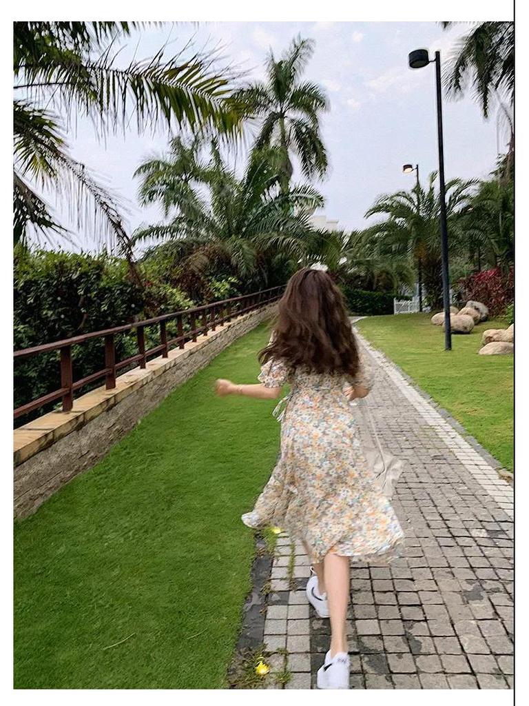 Летнее корейское платье средней длины из шифона с V-образным вырезом и цветочным принтом 2025 года для студенток