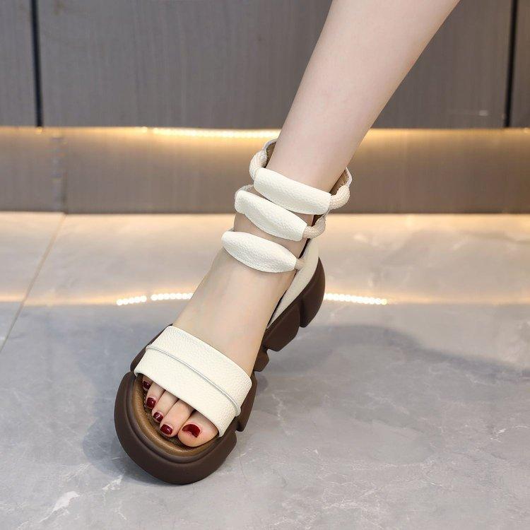 Неторопливые летние пляжные сандалии на толстом каблуке